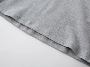 Détail de l'ourlet du polo gris pour garçon avec finition de couture à double aiguille