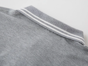 Détail du col d'un polo gris pour garçon avec rayures blanches et maille piquée