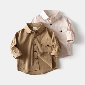 Vue détaillée de la texture en sergé de coton et des boutons de chemise sur le vêtement