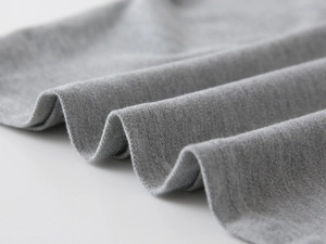 Détails de la couture à double aiguille sur l'ourlet du polo en coton gris