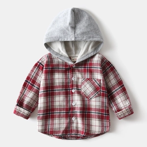 Détail d'une chemise à carreaux rouge pour garçon avec capuche grise et poche de poitrine