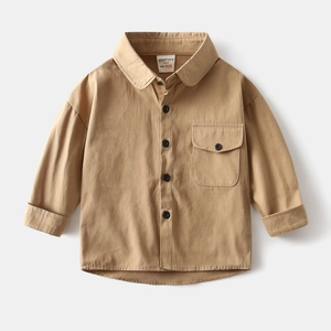 Détail d'une chemise enfant en coton kaki avec col rabattu et poche poitrine à rabat