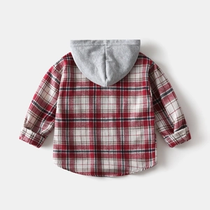 Détail de la capuche en tricot gris et du tissu à carreaux rouge au dos de la chemise