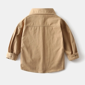 Vue arrière d'une chemise kaki enfant à manches longues avec texture coton et coupe soignée