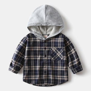 Détail de chemise à carreaux pour garçon avec capuche, texture et poche poitrine