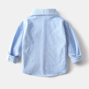 Vue arrière de chemise boutonnée bleu clair pour garçon en coton Oxford à manches longues