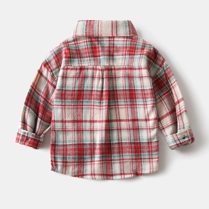 Vista posteriore della camicia a quadri per bambini in flanella rossa e blu con orlo