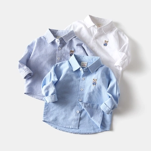 Vue détaillée de chemises Oxford pour garçons en bleu, blanc et rayé avec broderie ours