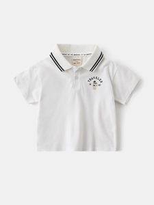 Polo blanc à manches courtes pour enfant avec broderie d'ours voyageur et rayures au col