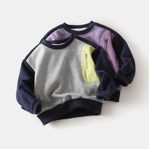 Détail du sweat à capuche garçon en polaire avec manches contrastées et poche zippée