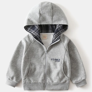 Detailansicht grauer Kinder-Kapuzenpullover mit kariertem Innenfutter und Stickerei