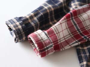 Vue macro détaillée des poignets de chemise en flanelle à carreaux bleus et rouges