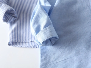 Détail macro des poignets de chemise Oxford pour garçons avec coutures et tissu à rayures