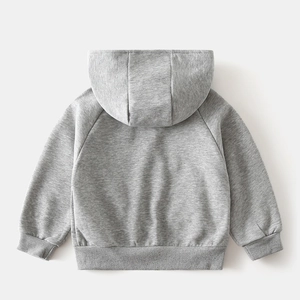 Detailansicht eines grauen Jungen-Hoodies mit Raglanärmeln und gerippten Strickbündchen