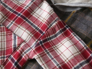 Gros plan détaillé du tissu en flanelle à carreaux rouge et blanc avec poche poitrine