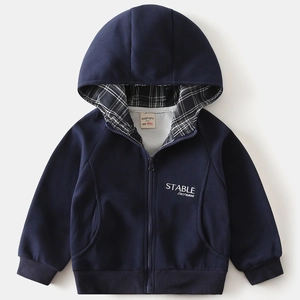 Detail der Jungen-Kapuzenjacke mit Karo-Futter und Stable Increase Brustaufdruck