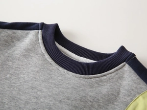 Détail du col rond et des coutures contrastées sur ce sweat-shirt en polaire pour garçons