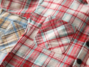 Dettaglio in morbido cotone spazzolato e tasca sul petto della camicia a quadri bimbo