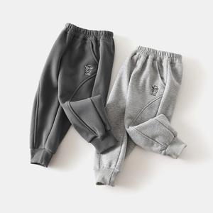 Détail du pantalon de jogging doublé pour garçon avec broderie de chien mignon