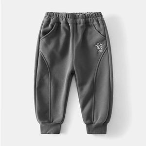 Détail du jogging enfant gris foncé avec taille élastique et broderie de chien cool