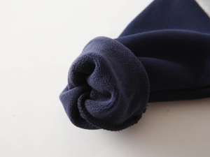 Gros plan détaillé montrant la doublure en polaire chaude du sweat bleu marine pour garçon