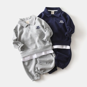 Détail d'ensembles polo et pantalon pour garçon en gris et bleu avec broderie 25 WINNER