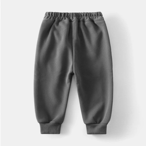 Détail de la taille élastique et des chevilles côtelées sur ce pantalon épais gris foncé