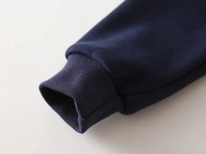 Détails des poignets côtelés bleu foncé sur un sweat-shirt épais en polaire pour garçons