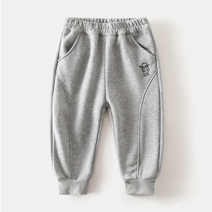 Détail du pantalon de sport gris pour enfant avec broderie chiot et taille élastique