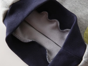 Détail de doublure polaire chaude et poignets côtelés marine sur sweat à capuche