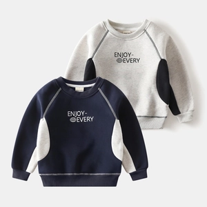 Detail of boys' thick color-block sweatshirts with ribbed cuffs and chest print