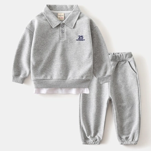 Détail d'un ensemble deux pièces gris pour garçon avec sweat à col polo et pantalon