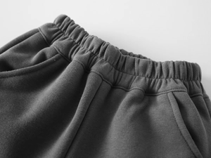 Détail du pantalon de jogging gris foncé épais pour enfant avec taille élastiquée