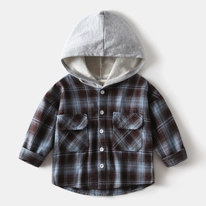 Detail eines Kinder-Flanell-Karohemds mit grauer Strickkapuze und Brusttaschen