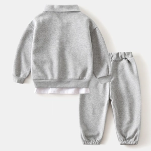 Détail de l'ensemble enfant gris avec sweat polo et pantalon de survêtement doux