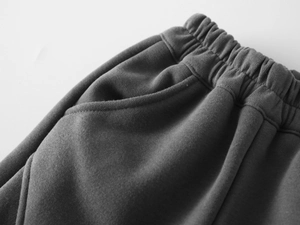 Détail du pantalon en polaire pour enfant avec taille élastique et poche latérale