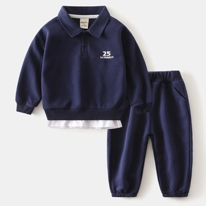 Détail d'un sweat polo enfant bleu marine avec imprimé et ourlet blanc superposé