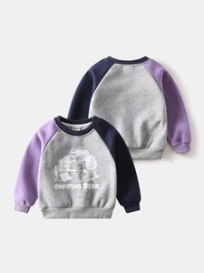 Kids' fleece sweatshirt with camping bear print and contrast raglan sleeves