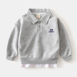 Détail du sweat polo gris pour enfant avec broderie 25 WINNER et ourlet effet superposé