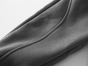 Vue macro du pantalon de sport gris pour enfants avec doublure polaire et coutures