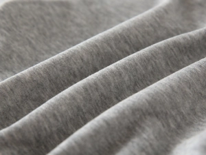 Detailaufnahme der grauen Strickstruktur aus Baumwolle für Jungen-Kapuzenjacke