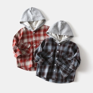 Jungen Flanellhemd mit Kapuze in Rot und Blau, Baumwollstoff im lässigen Karo-Look