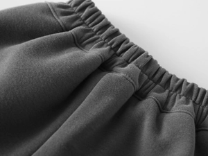 Détail du jogging en polaire gris doux avec taille élastique et coutures renforcées
