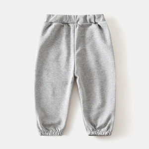 Vue détaillée du pantalon de jogging gris clair pour enfant avec poignets élastiques doux