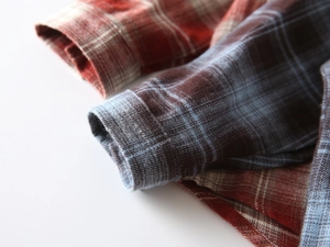 Nahaufnahme der weichen Baumwoll-Flanell-Karohemden mit Stoffstruktur und Nahtdetails