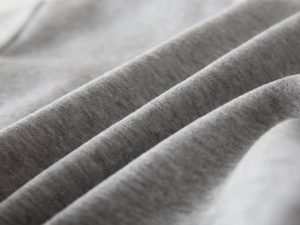 Détail macro du tissu gris chiné doux avec texture bouclée pour ensemble enfant