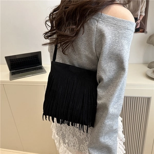 Sac à bandoulière noir à franges en daim pour femme au style bohème et chic 2025
