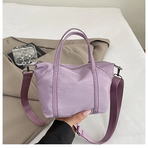 Détail du mini sac cabas en nylon violet clair montrant le tissu imperméable et les fermetures