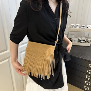 Sac seau à franges en daim camel avec bandoulière réglable et détails en métal argenté