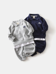 Ensemble polo et pantalon deux pièces pour garçon avec imprimé 25 WINNER en gris et marine